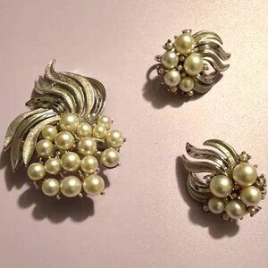 Crown Trifari Silver Vintage tone faux pearl brooch w/matching clip earrings